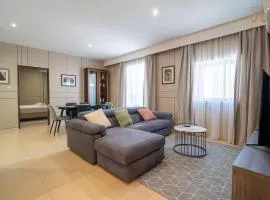 3BR Designer Stay with Outdoor Space, WIFI & AC by 360 Estates