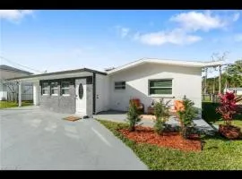 Newly Renovated Home on Canal - Fishing and boating friendly