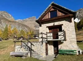 Casa Cantone Devero-baita storica con balcone e giardino, posizione comoda e soleggiata- spazio biciclette