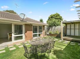 Beach Breeze Bungalow - in the heart of Torquay，位于托基的酒店