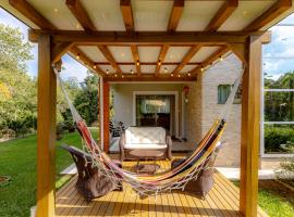 Casa de campo c Wi-Fi, jardim e churrasqueira、Benedito Novoのホテル