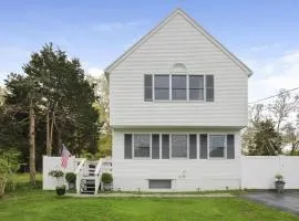 Cozy Modern 2BR Near Grays Beach