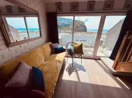 Surf 'n' Sands in Porthtowan Beachfront Apartment