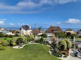 Maison de charme à Grandcamp-Maisy avec vue sur la mer.