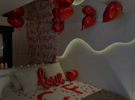 SPA PRIVATIF - LOVE ROOM LUXE - PROCHE DISNEY، فندق في Marles-en-Brie