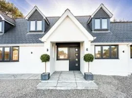 NEW! Stunning & Modern 5 bedroom home with Parking & Garden - Excellent Location!