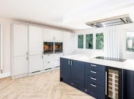 NEW! Stunning & Huge 5BR with Parking & Garden - Perfect for Families & Groups! Excellent Location