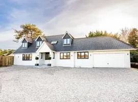 NEW! Stunning & Modern 5 bedroom home with Parking & Garden - Excellent Location!