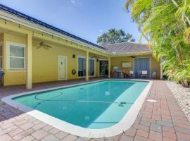 5 Mi to Jupiter Beach Park Poolside Oasis!, hotel v destinaci Jupiter