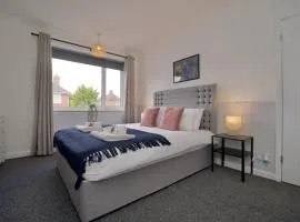 Beech Palace - Stylish 3Bed Home with Private Garden, Free Parking & Netflix