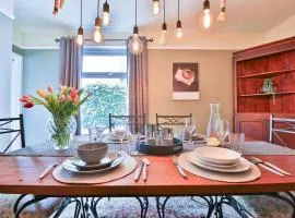 Chic 3 Bedroom House - Sleeps 8 - Close to Centre