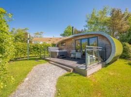Spring Wood Luxury Pod with Hot Tub at Fell View Park Kirkby Lonsdale, ξενοδοχείο σε Casterton