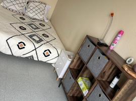 Studio équipé avec balcon, hotel in Évreux