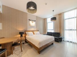 Private Luxury Home Sleeps 3 Pool Access, alojamiento con cocina en Sharjah Intl