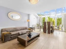 Spacious 3-Bedroom Retreat with Garden Near Bluewater