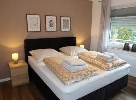 Frisch renoviertes, modernes 2Zi Apartment mit Balkon, Boxspringbett in Kliniknähe!