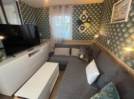 Charming mobile home with pool in Hyères, hotel v destinaci Hyères