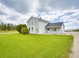 Pet Friendly Lake Michigan Home - 15 Acres!, hotel di Manitowoc