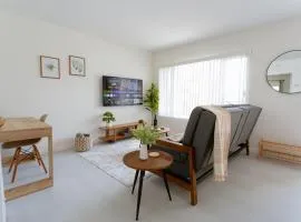 King Suite - 2min Walk to Beach Close to Downtown!