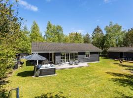 Holiday Home Marlena - 1-1km from the sea by Interhome, hotel s jacuzzi v destinaci Bøtø By