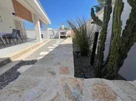 Salento Villa Cice, AC - WiFi - BBQ - parcheggio privato sorvegliato, due unità abitative indipendenti e giardino a due passi dal mare - Torre Ovo
