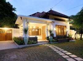 Entire Heritage Villa Family friendly in the Center of Yogya with Swimming Pool - Up to 9 people