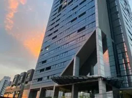 Studio Pantanal Comodidade e localização em prédio de luxo