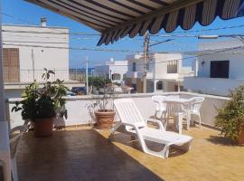 Casa al mare in centro a 100 metri dalla spiaggia con terrazza, hotel in Torre Santa Sabina