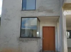 Casa ampla com vista para montanhas