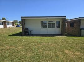 Viesnīca 62 M&T Chalets , 2 bed detached chalet Florida holiday park Hemsby pilsētā Hemsbija