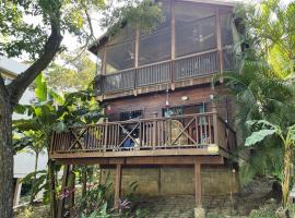 Located Among The Woods On A country Road Leading West Bay Beach, hotel v destinaci Roatán