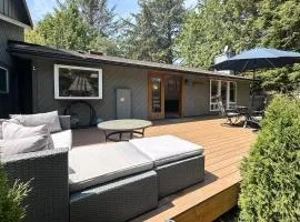 Cozy Depoe Bay retreat with ocean and beach access via trail