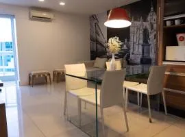 B2003 Flat espaçoso com excelente localização