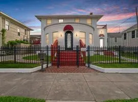 Sinatra House Up Walk to Pleasure Pier and Fun