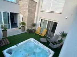 Villa Maksan - Sea View, Jacuzzi & BBQ Garden