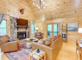 Luxury Blue Ridge Cabin Hot Tub and 5 Min to Town