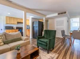 Entire Apt in South Seattle Workspace and Yard