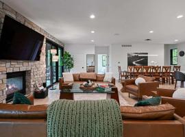 6BR Sand Valley Lodge with Hot Tub Bar & Putting Green, Hotel in Nekoosa