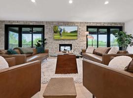 6BR Sand Valley Lodge with Hot Tub Bar & Putting Green, hotel in Nekoosa