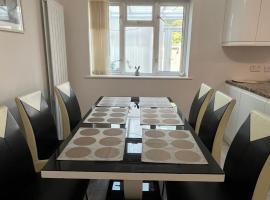 Spacious 4 bed Farnborough AirShow, hotel poblíž Letiště Blackbushe - BBS, 