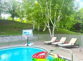 Stylish Mountain Chalet 15mins to Gore Mountain , Large Hot Tub, Playroom & Large Heated Pool