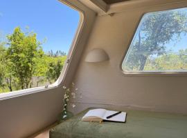 Chic vintage caravan retreat, just 25 mins to the beach, hotel di Odeceixe