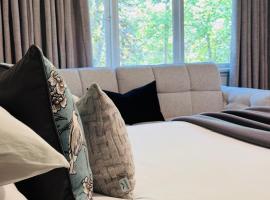 Charming Queen Bedroom with Bathroom Vancouver West, hotel en Vancouver