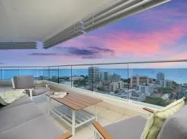 Magnificent City Location with Harbour Views Pool & Gym