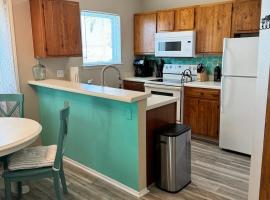 Cozy Beachside Condo with Pool view, hotel v destinaci Corpus Christi