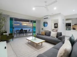 Sub-Penthouse Stunner Harbour Views & Pool
