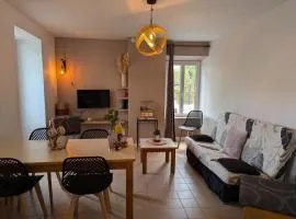 Charmant moulin avec terrasse et accès à la rivière, proche de Confolens - FR-1-653-271