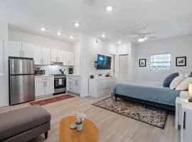 Courtyard Cottage- 15 Min Walk to Downtown
