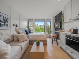 The Summit Room Whistler Village，位于惠斯勒的带热水浴缸的酒店