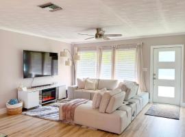 Rockstar Hideaway Entire Home 2BR 2BA Office Space Guest Room & Outdoor Patio, Ferienhaus in Hollywood